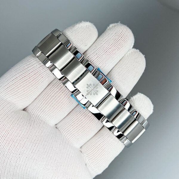 PATEK PHILIPPE COMPLICATIONS FLYBACK CHRONOGRAPH ANNUAL CALENDAR - Image 2