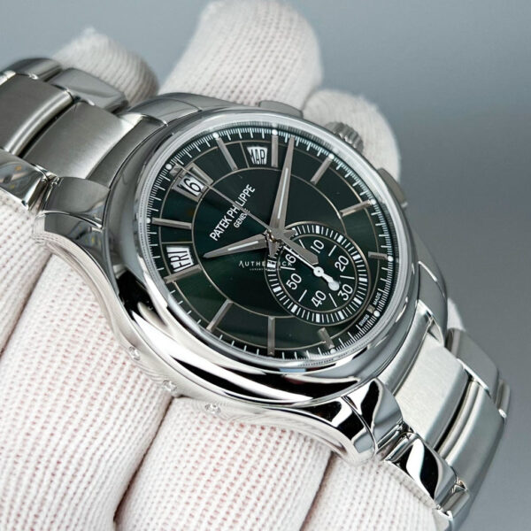 PATEK PHILIPPE COMPLICATIONS FLYBACK CHRONOGRAPH ANNUAL CALENDAR - Image 4
